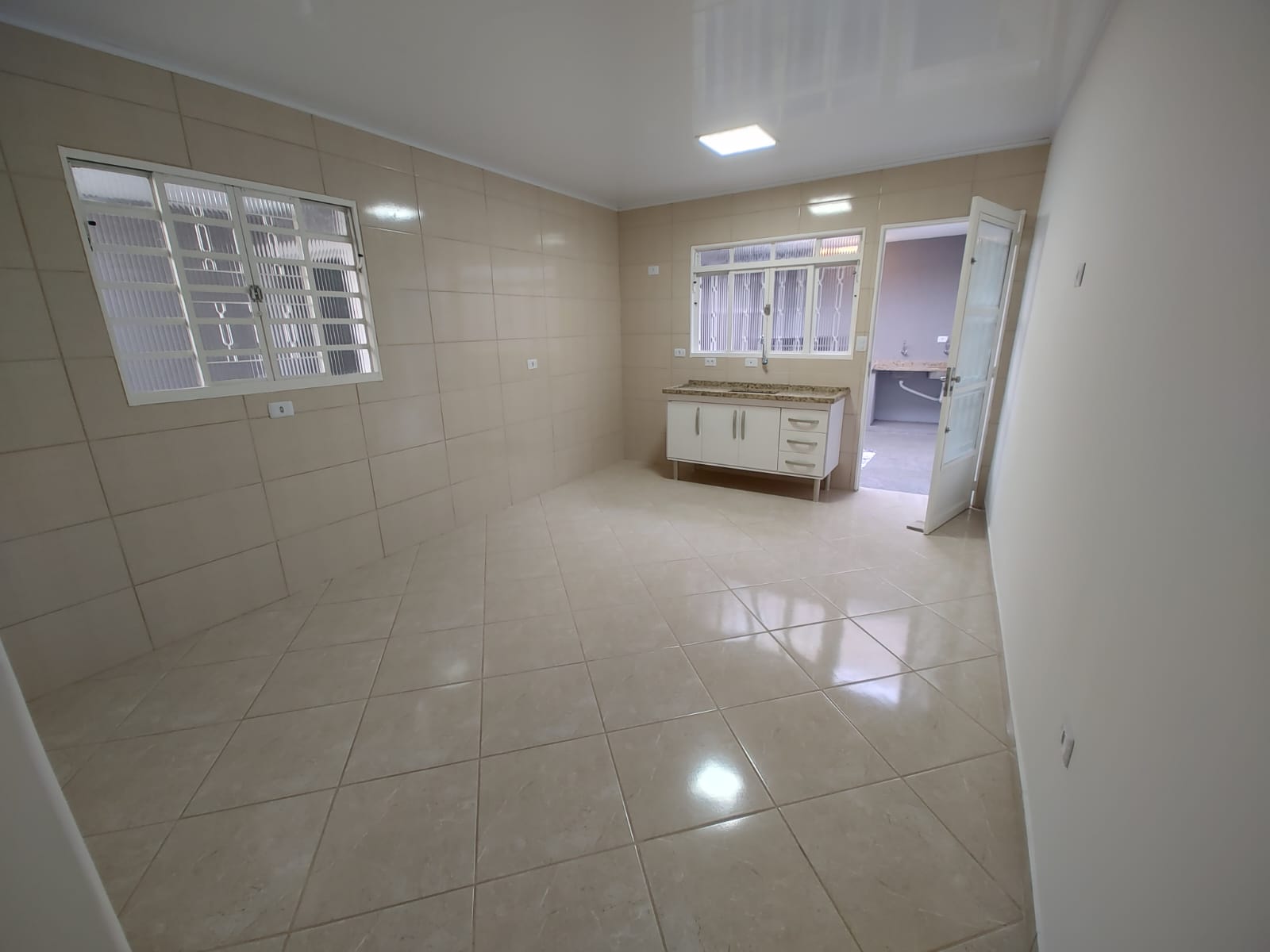 Casa à venda com 2 quartos, 200m² - Foto 2