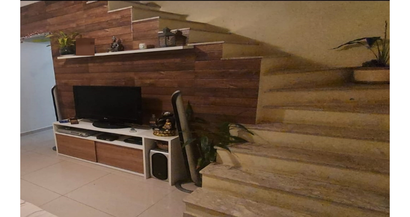 Sobrado à venda na Ayrosa na Rua Jandaia