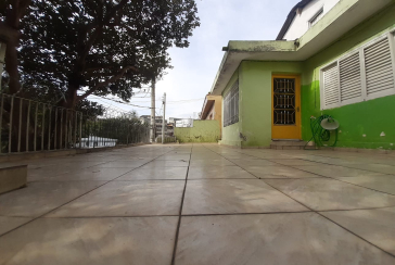 Casa assobradada à venda no Jardim Mutinga na Rua Belo Jardim 