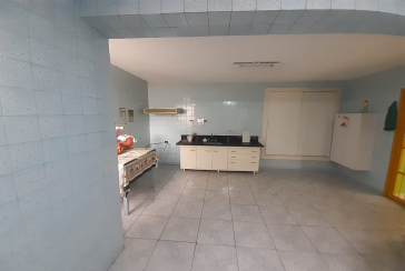 Casa assobradada à venda no Jardim Mutinga na Rua Belo Jardim 