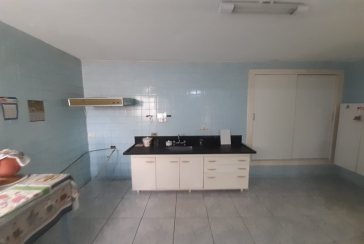 Casa assobradada à venda no Jardim Mutinga na Rua Belo Jardim 