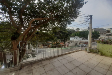 Casa assobradada à venda no Jardim Mutinga na Rua Belo Jardim 