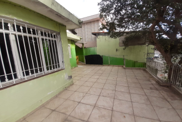 Casa assobradada à venda no Jardim Mutinga na Rua Belo Jardim 