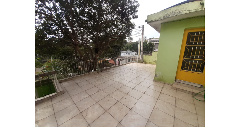 Casa assobradada à venda no Jardim Mutinga na Rua Belo Jardim 