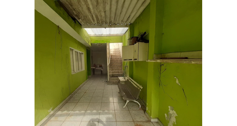 Casa assobradada à venda no Jardim Mutinga na Rua Belo Jardim 