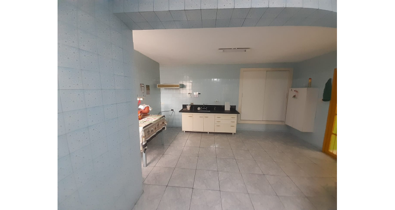 Casa assobradada à venda no Jardim Mutinga na Rua Belo Jardim 