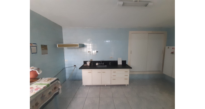 Casa assobradada à venda no Jardim Mutinga na Rua Belo Jardim 