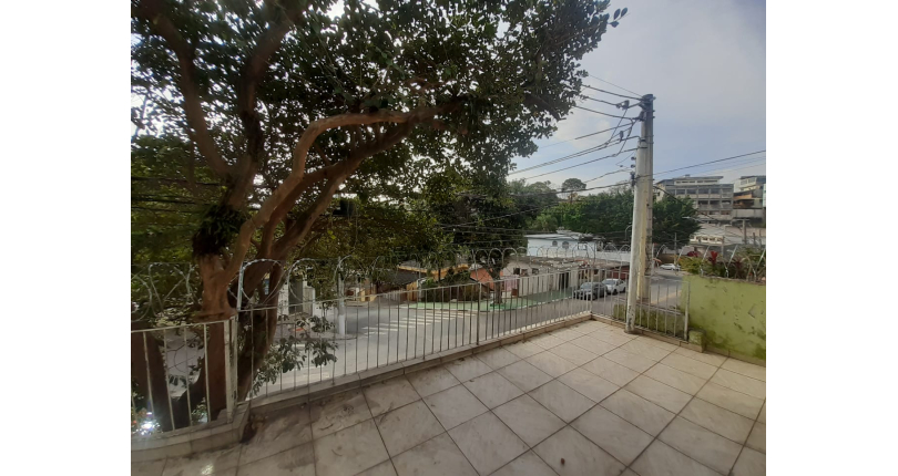 Casa assobradada à venda no Jardim Mutinga na Rua Belo Jardim 