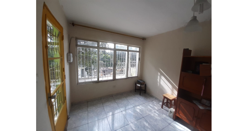 Casa assobradada à venda no Jardim Mutinga na Rua Belo Jardim 