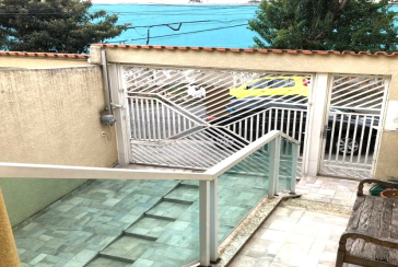 Casa assobradada à venda na Ayrosa na Rua Arara