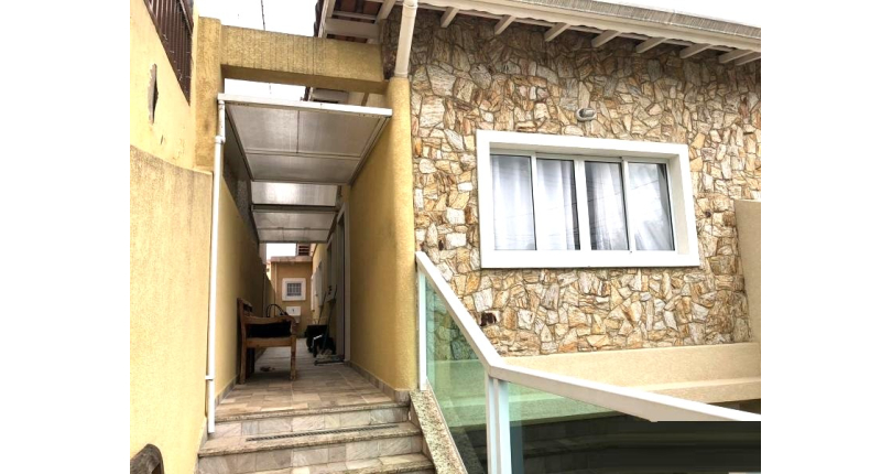 Casa assobradada à venda na Ayrosa na Rua Arara