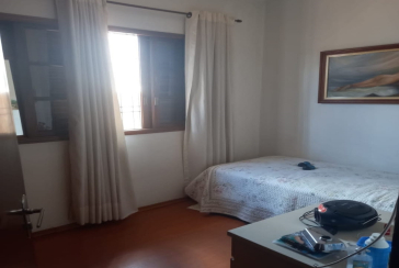 Casa assobradada à venda no Parque São Domingos na Rua Almiro Bernardo