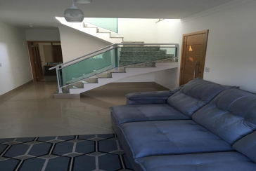 BELO Sobrado à venda no Jardim Bandeirantes (Zona Norte) na Rua Engenheiro Dolabela