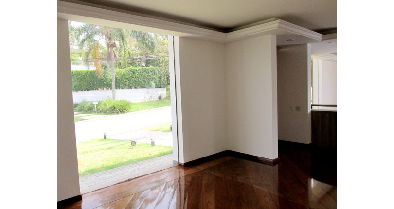 Belíssima Casa à venda em Alphaville na Alameda Tulipas no Alphaville Residencial Alpha 5