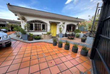 Linda Casa Térrea à venda no Jardim São José (Zona Norte) na Praça Ribeira das Naus