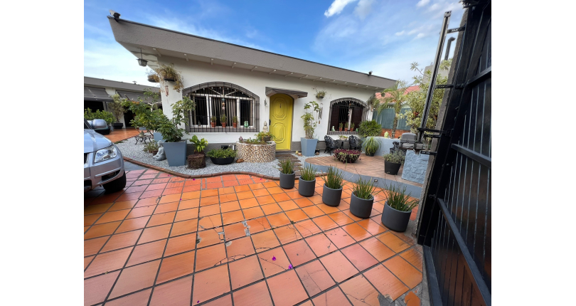 Linda Casa Térrea à venda no Jardim São José (Zona Norte) na Praça Ribeira das Naus