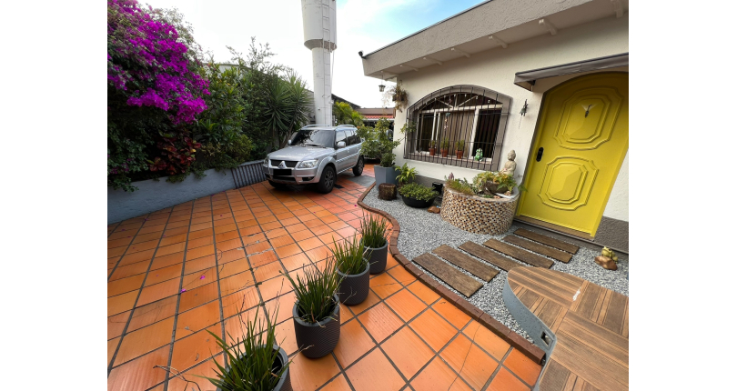 Linda Casa Térrea à venda no Jardim São José (Zona Norte) na Praça Ribeira das Naus