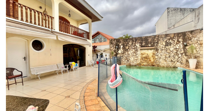 Belo Sobrado à venda no Alto da Lapa na Rua Lomas Valentinas