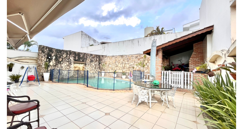 Belo Sobrado à venda no Alto da Lapa na Rua Lomas Valentinas