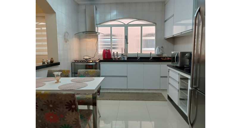 Belo Sobrado à venda no Jardim Marisa na Rua Madre Maria Villac