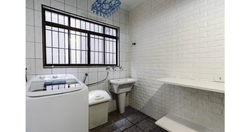 BELO Sobrado à venda no Parque São Domingos na Rua João Veloso de Oliveira 