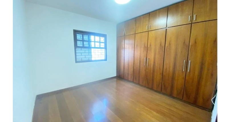 Casa Térrea à venda no Parque Maria Domitila na Rua Adolfo de Souza Carneiro