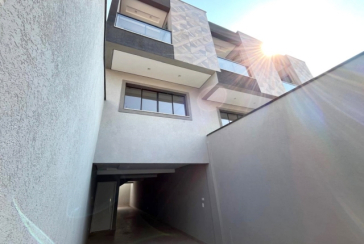 Sobrado novo à venda na Vila Catupia na Rua Tapendi 215,