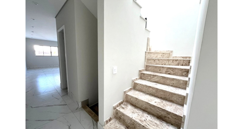 Sobrado novo à venda na Vila Catupia na Rua Tapendi 215,