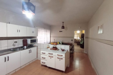 Bom Sobrado à venda na Ayrosa na Rua Rouxinol, com 2 dormitórios