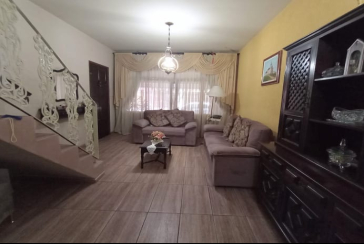 Bom Sobrado à venda na Ayrosa na Rua Rouxinol, com 2 dormitórios