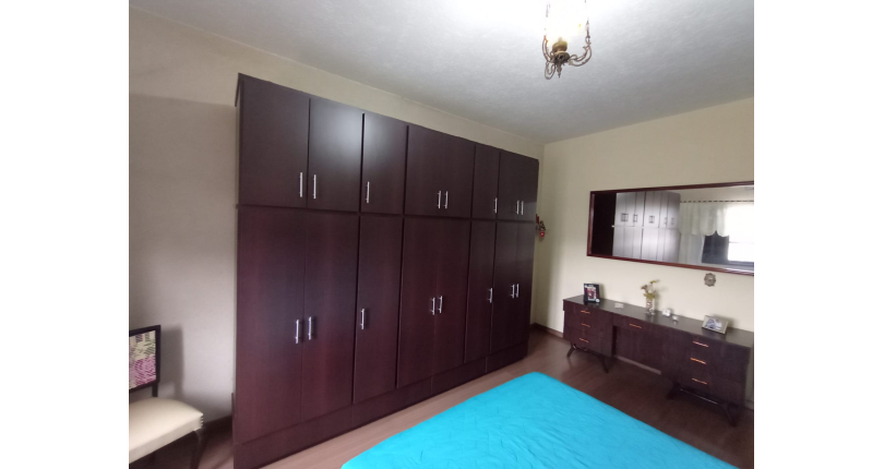 Bom Sobrado à venda na Ayrosa na Rua Rouxinol, com 2 dormitórios