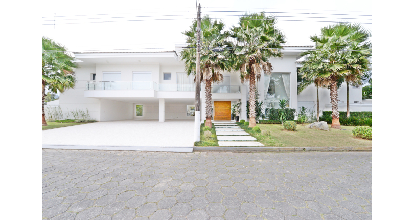 Belo Sobrado à venda no Guarujá no bairro do Jardim Acapulco na Rua Lealdino Sampaio Pedreira