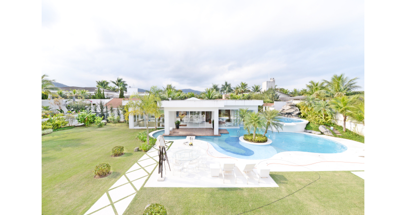 Belo Sobrado à venda no Guarujá no bairro do Jardim Acapulco na Rua Lealdino Sampaio Pedreira