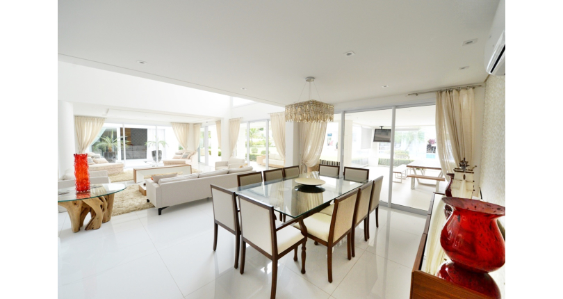 Belo Sobrado à venda no Guarujá no bairro do Jardim Acapulco na Rua Lealdino Sampaio Pedreira