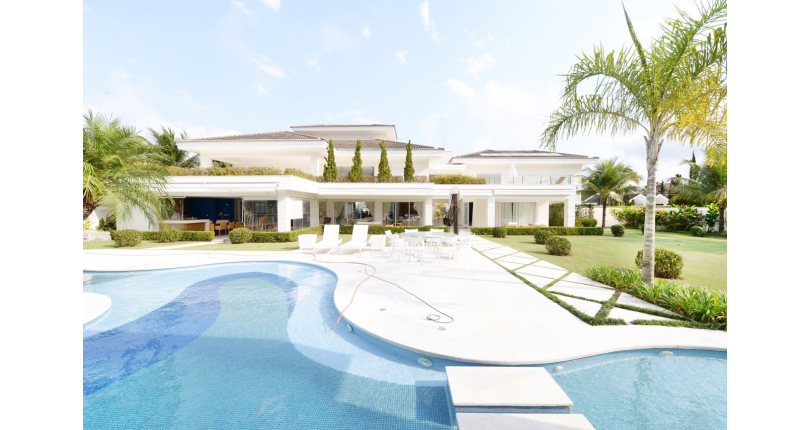 Belo Sobrado à venda no Guarujá no bairro do Jardim Acapulco na Rua Lealdino Sampaio Pedreira