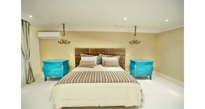 Belo Sobrado à venda no Guarujá no bairro do Jardim Acapulco na Rua Lealdino Sampaio Pedreira