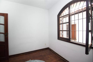 Casa à venda na Vila Fiat Lux na Rua General Alencastro Guimarães