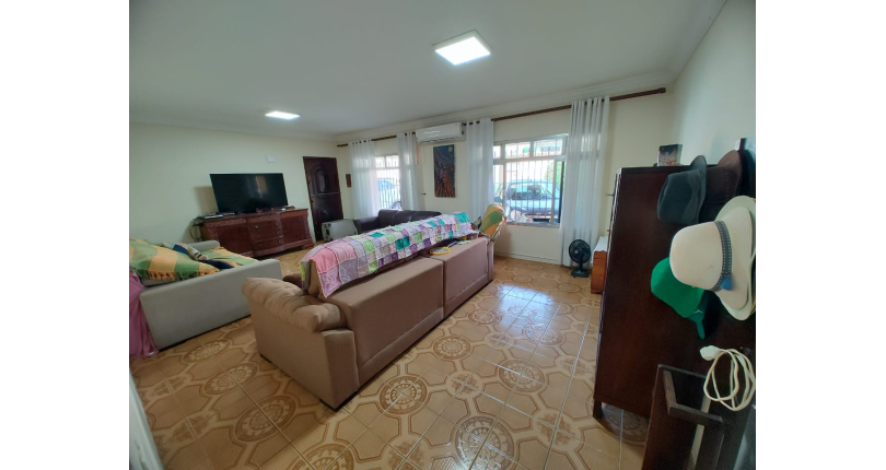 Casa espaçosa à venda na Vila Pirituba na Rua Padre João de Almeida,