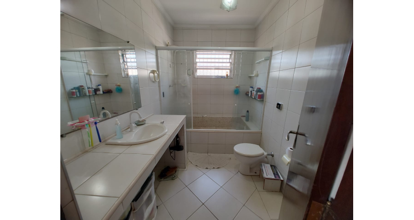 Casa espaçosa à venda na Vila Pirituba na Rua Padre João de Almeida,