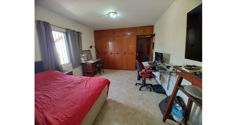 Casa espaçosa à venda na Vila Pirituba na Rua Padre João de Almeida,