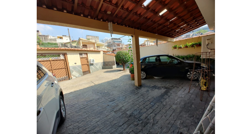 Casa espaçosa à venda na Vila Pirituba na Rua Padre João de Almeida,