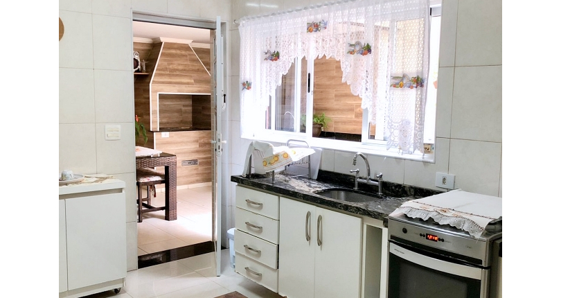 Belo Sobrado com arquitetura Única à venda no Jardim Vista Linda na Rua Jabiberi,