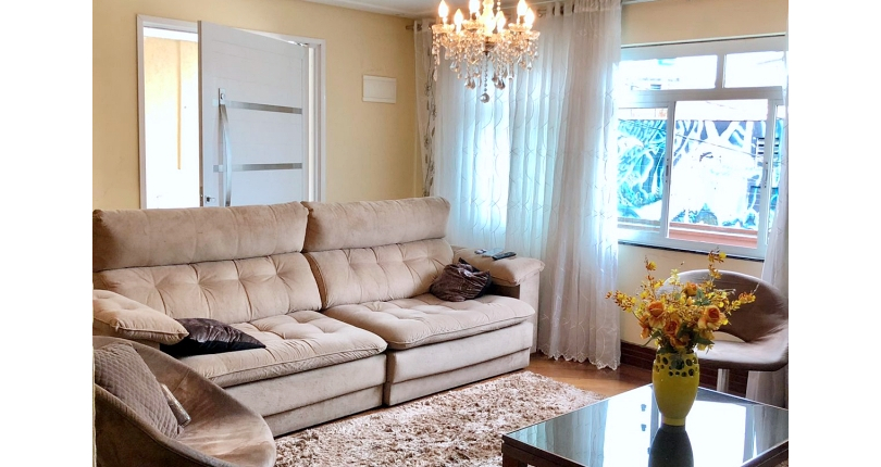 Belo Sobrado com arquitetura Única à venda no Jardim Vista Linda na Rua Jabiberi,