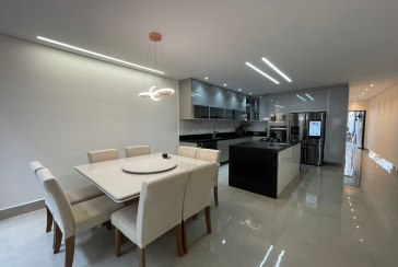 Lindo Sobrado à venda de Alto Padrão no Bairro do City Recanto Anastácio na Rua João Ferrero Versino,