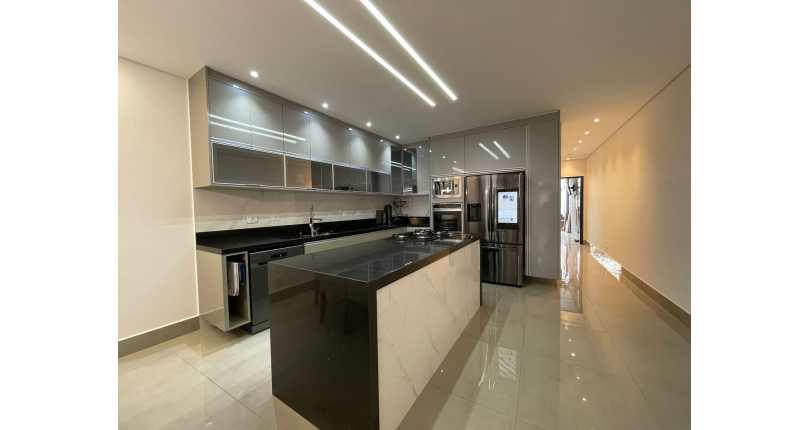 Lindo Sobrado à venda de Alto Padrão no Bairro do City Recanto Anastácio na Rua João Ferrero Versino,