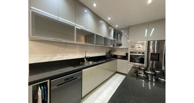 Lindo Sobrado à venda de Alto Padrão no Bairro do City Recanto Anastácio na Rua João Ferrero Versino,