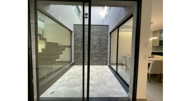 Lindo Sobrado à venda de Alto Padrão no Bairro do City Recanto Anastácio na Rua João Ferrero Versino,