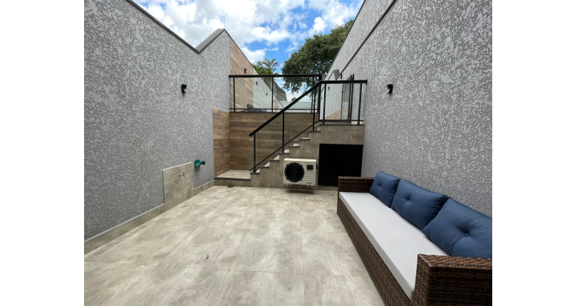 Lindo Sobrado à venda de Alto Padrão no Bairro do City Recanto Anastácio na Rua João Ferrero Versino,