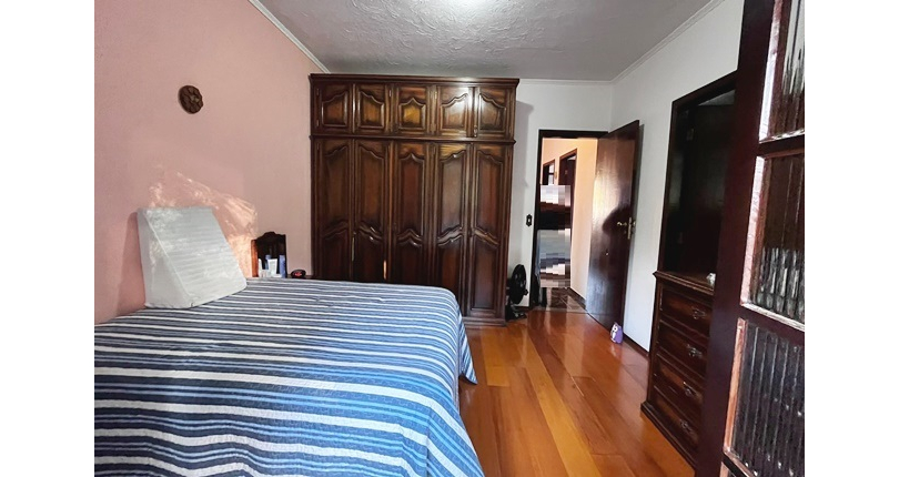 Bom Sobrado à venda no Bairro do Parque São Domingos na Rua Pedro Sernagiotti