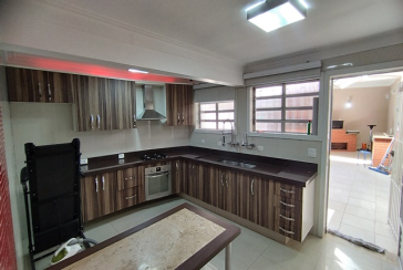 Belo Sobrado à venda no Bairro do Jardim Marisa na Rua José de Souza Ferreira